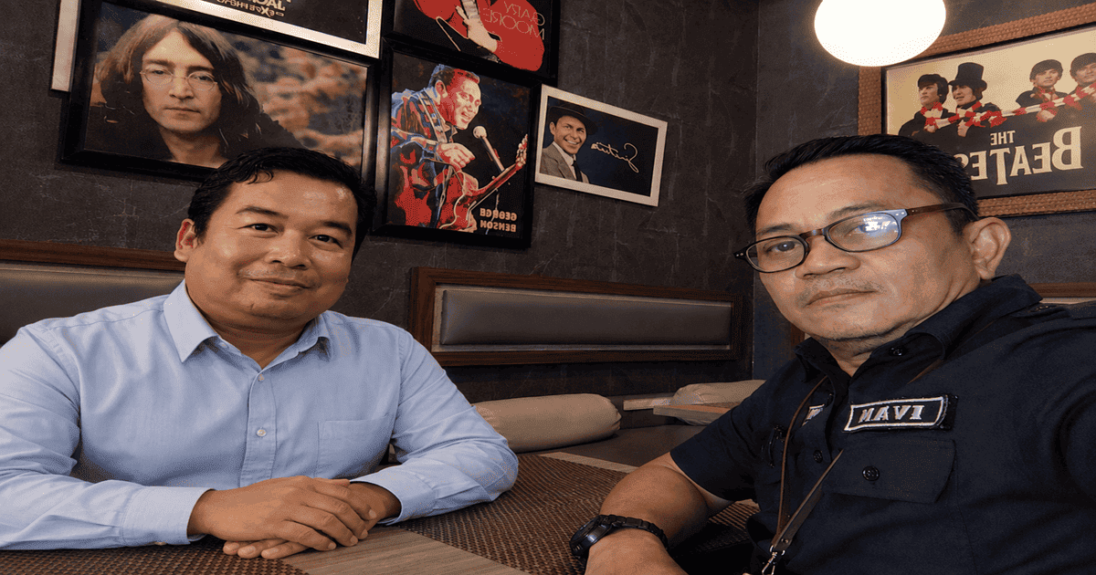 Ketua LPKSM Borneo Kalimantan M. Irfan Fajrianur berdiskusi mematangkan program Paralegal Perlindungan Konsumen Digital bersama Dekan FH UWGM Dr. Hudali Mukti di Samarinda.